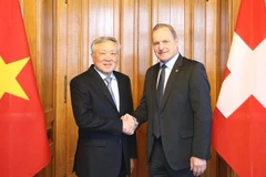 Phó Thủ tướng Thường trực Chính phủ Nguyễn Hòa Bình chào xã giao Chủ tịch Hạ viện Thụy Sĩ Pierre André Page. (Ảnh: VGP/Nguyễn Hoàng)