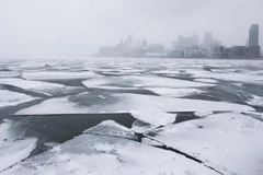 Những mảng băng trôi trên mặt hồ Ontario, tại Toronto, Canada. (Ảnh: Xinhua)