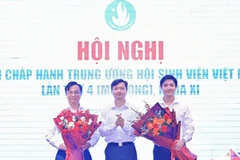 Bí thư Trung ương Đoàn, Chủ tịch Hội Sinh viên Việt Nam Nguyễn Minh Triết (ở giữa) tặng hoa chúc mừng hai Phó Chủ tịch Hội Sinh viên Việt Nam nhiệm kỳ 2023-2028.