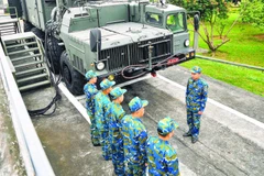 Chiến sĩ Trung đoàn 64 (Sư đoàn 361, Quân chủng Phòng không - Không quân) triển khai công tác huấn luyện nắm bắt, làm chủ phương tiện, khí tài Tổ hợp tên lửa S-300PMU1. (Ảnh: THẾ ĐẠI)