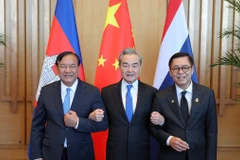 Từ trái qua phải: Bộ trưởng Ngoại giao Campuchia Prak Sokhonn, Bộ trưởng Ngoại giao Trung Quốc Vương Nghị, Bộ trưởng Ngoại giao Thái Lan Sihasak Phuangketkeow. (Ảnh: Bộ Ngoại giao Trung Quốc)