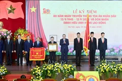 Tổng Bí thư Tô Lâm trao danh hiệu Anh hùng Lao động tặng Tòa án nhân dân tối cao. (Ảnh: ĐĂNG KHOA)