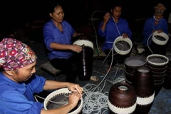 Sản xuất hàng thủ công mỹ nghệ xuất khẩu tại Công ty TNHH mây tre xuất khẩu Ngọc Động. (Ảnh: Vũ Sinh - TTXVN)