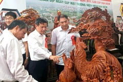 Các sản phẩm của Làng nghề mộc cao cấp Vạn Điểm luôn thu hút du khách đến tham quan, mua sắm. (Ảnh: NGUYỄN TRƯỜNG)