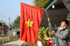 Trên từng con đường và từng mái nhà của người dân ở xã biên giới Thanh Nưa đều như đẹp hơn bởi hàng nghìn lá cờ Tổ quốc được treo trang trọng.