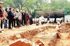 Các nhà khoa học thảo luận về phát hiện khảo cổ tại Hoàng thành Thăng Long năm 2025.
