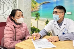 Bác sĩ tư vấn cho người bệnh.