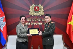 Bộ trưởng Lương Tam Quang trao quà lưu niệm tặng Đại sứ Chea Kimtha. (Nguồn ảnh: bocongan.gov.vn)