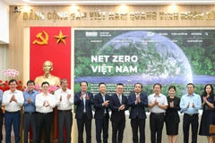 Các đại biểu chụp ảnh lưu niệm tại buổi lễ.