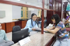 Người dân làm thủ tục hành chính tại phường Nha Trang, tỉnh Khánh Hòa.