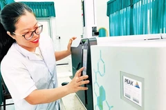 Cán bộ Viện Hải dương học (Viện Hàn lâm Khoa học và Công nghệ Việt Nam) nghiên cứu hoạt tính sinh học của vi nấm biển. (Ảnh NHA TRANG)