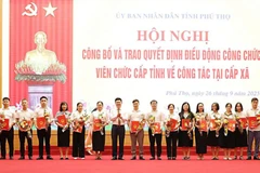 Giám đốc Sở Nội vụ Trần Việt Cường tặng hoa cho công chức được điều động về xã.