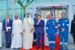 Thủ tướng Phạm Minh Chính và các đại biểu tại Tổ hợp lọc hóa dầu Al‑Zour. (Ảnh: THANH GIANG)