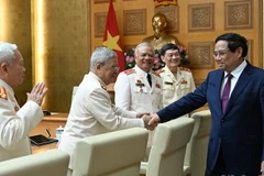 Thủ tướng Phạm Minh Chính với các cán bộ Công an chi viện chiến trường miền nam. (Ảnh: Trần Hải)