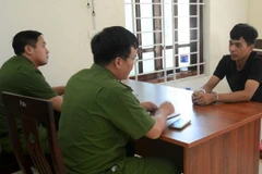 Cơ quan công an lấy lời khai đối tượng Nguyễn Khắc Nhật. (Ảnh: CANA)