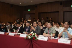 Các đại biểu tham dự hội nghị khoa học.