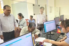 Lãnh đạo xã Thuận Mỹ, Tây Ninh kiểm tra quá trình việc vận hành dịch vụ công trực tuyến sau ngày vận hành chính quyền địa phương hai cấp. 