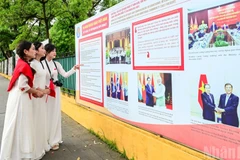 Các bạn trẻ tìm hiểu thông tin về hoạt động ngoại giao của đất nước trong thời gian qua. 
