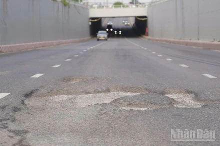 Mặt đường Nguyễn Văn Linh xuống cấp, xuất hiện nhiều sự cố về ổ voi, ổ gà, tiềm ẩn nguy cơ tai nạn cho người tham gia giao thông.