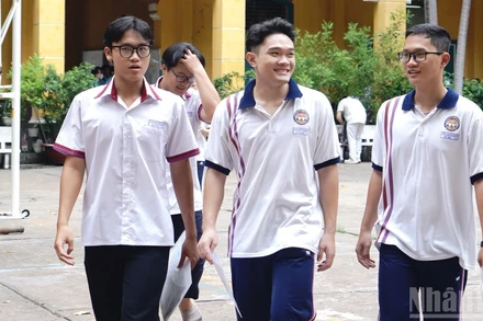 Chiều 25/6, đông đảo thí sinh đến điểm thi Trường trung học phổ thông Trưng Vương, Quận 1 để làm thủ tục dự thi.