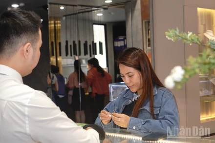 Không khí mua bán vàng tại Thành phố Hồ Chí Minh trở nên nhộn nhịp.