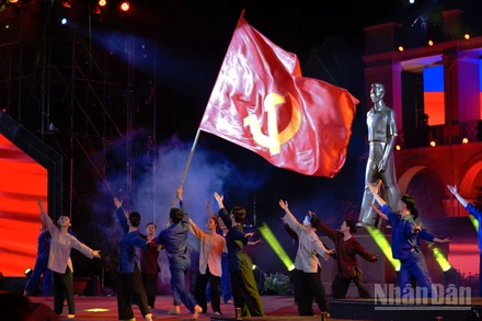 “Hai tay xây dựng một sơn hà” tại điểm cầu Bến Nhà Rồng, Thành phố Hồ Chí Minh