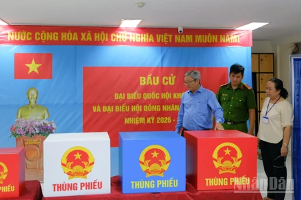 Các tổ bầu cử trên địa bàn các phường, xã hoàn tất việc trang trí khu vực bỏ phiếu, bảo đảm trang nghiêm, đúng quy định.