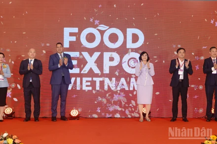 Nghi thức khai mạc triển lãm.