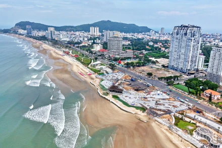 Trục đường Thùy Vân - tuyến ven biển dài 3,2km qua Bãi Sau, phường Vũng Tàu, Thành phố Hồ Chí Minh khoác lên diện mạo mới, không gian mở rộng hướng biển.