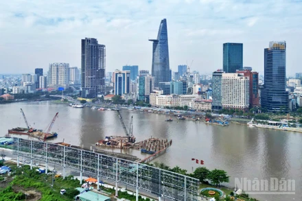 Cầu đi bộ vượt sông Sài Gòn sau hơn 9 tháng khởi công.