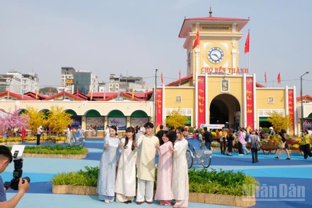 Chợ Bến Thành với họa tiết sóng nước đã mở cửa, thu hút đông đảo người dân Thành phố Hồ Chí Minh đến tham quan, chụp ảnh.