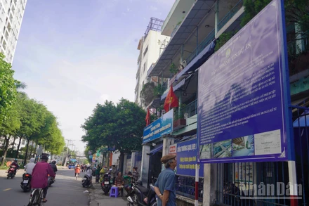 Người dân bàn giao mặt bằng để triển khai dự án cầu đường Nguyễn Khoái, công trình hơn 3.700 tỷ đồng nhằm mở rộng kết nối khu nam Thành phố Hồ Chí Minh và giảm ùn tắc kéo dài nhiều năm qua.