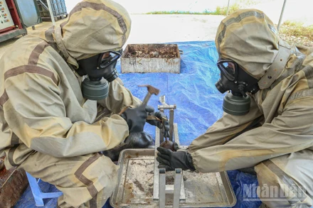 Hơn 285 tấn chất độc hóa học CS được bộ đội hóa học thu gom, xử lý tại Núi Cậu, xã Dầu Tiếng, Thành phố Hồ Chí Minh.