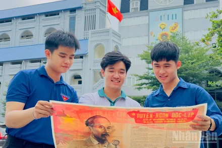 Đông đảo độc giả đón nhận phụ san mừng 80 năm Quốc khánh nước Cộng hòa Xã hội Chủ nghĩa Việt Nam.