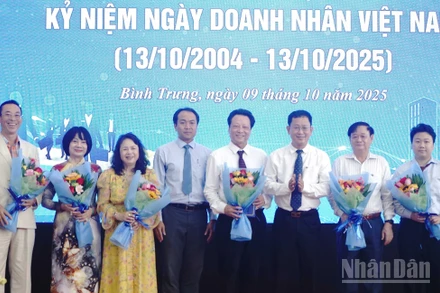 Bí thư phường Bình Trưng trao Giấy khen các doanh nghiệp tiêu biểu. 