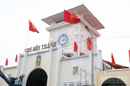 Chỉnh trang tại hàng loạt công trình, tuyến đường mang tính biểu tượng của Thành phố Hồ Chí Minh.