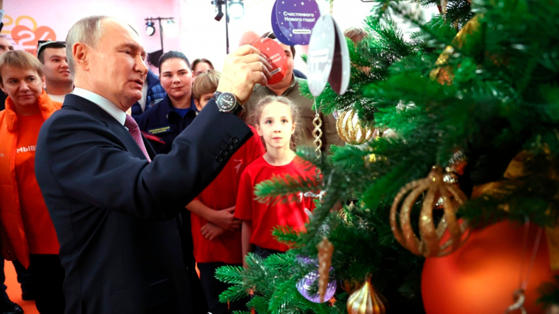 Tổng thống Nga Vladimir Putin tham gia chương trình "Cây thông điều ước". (Ảnh: RIA Novosti)