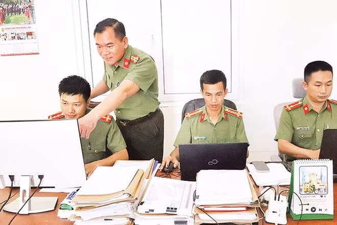 Cán bộ, chiến sĩ Phòng an ninh mạng và phòng, chống tội phạm sử dụng công nghệ cao, Công an tỉnh Đắk Lắk luôn kiểm tra, kịp thời phát hiện, xử lý vi phạm trên không gian mạng (Ảnh CÔNG LÝ)