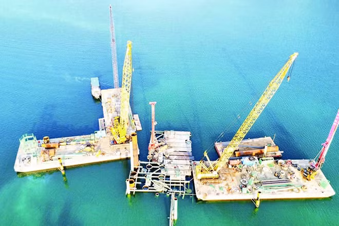 Nỗ lực vận chuyển trang thiết bị trên dòng sông Đà.