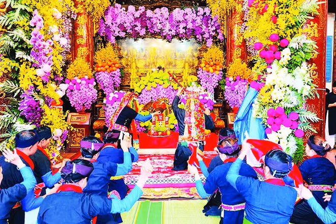 Lễ dâng trong lễ hội Cơm mới, một màn múa cầu mùa trước đền.