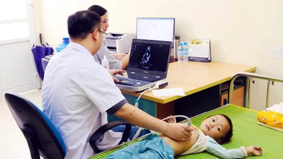 Các bác sĩ khám sàng lọc bệnh tim cho trẻ tại Bệnh viện đa khoa Hà Giang. 