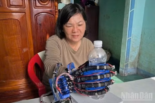Găng tay thông minh tích hợp trí tuệ nhân tạo, hỗ trợ tập vật lý trị liệu và trợ lực cho người suy nhược cơ ngón tay.