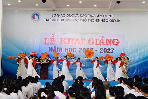 Tiết mục văn nghệ của Trường trung học phổ thông Ngô Quyền (đặc khu Phú Quý). (Ảnh: NGUYỄN HẢI)