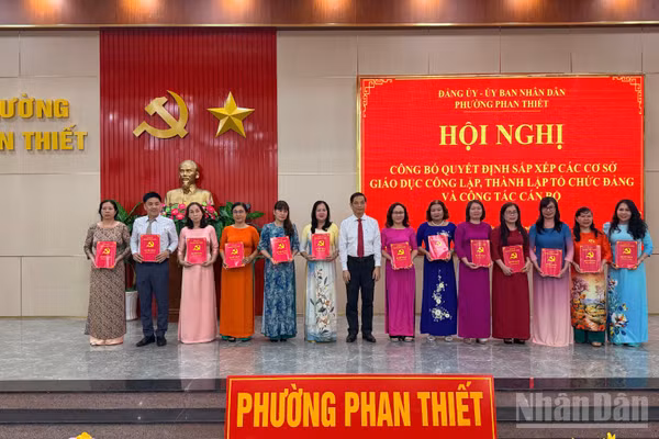 Phường Phan Thiết công bố các quyết định của các trường.