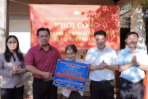 Lãnh đạo xã khởi công xây dựng nhà cho người có hoàn cảnh khó khăn. (Ảnh: VÂN NAM)