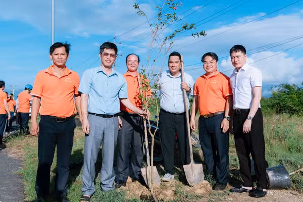 Lãnh đạo xã cùng với doanh nghiệp tham gia trồng cây xanh. (Ảnh: HOÀNG YẾN)