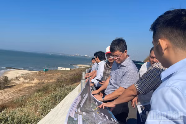Lãnh đạo tỉnh Lâm Đồng kiểm tra dự án đường ven biển. (Ảnh: THANH HẢI)