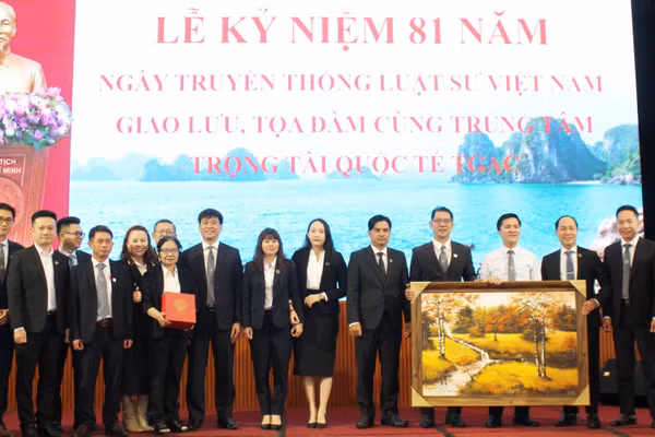 Các đại biểu chụp hình kỷ niệm. (ẢNH: TÍN)