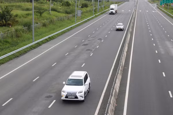 Nhiều vị trí tại km234 cao tốc Vĩnh Hảo-Phan Thiết, đoạn gần nút giao Ba Bàu xuất hiện các vết trám. (Ảnh đơn vị thi công cung cấp)