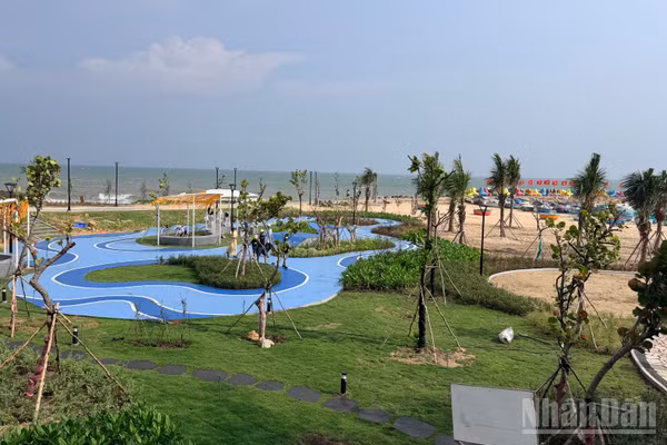 Công viên Bãi Đá Ông Địa trở thành điểm du lịch mới cho người dân. (Ảnh: Thanh Hải)